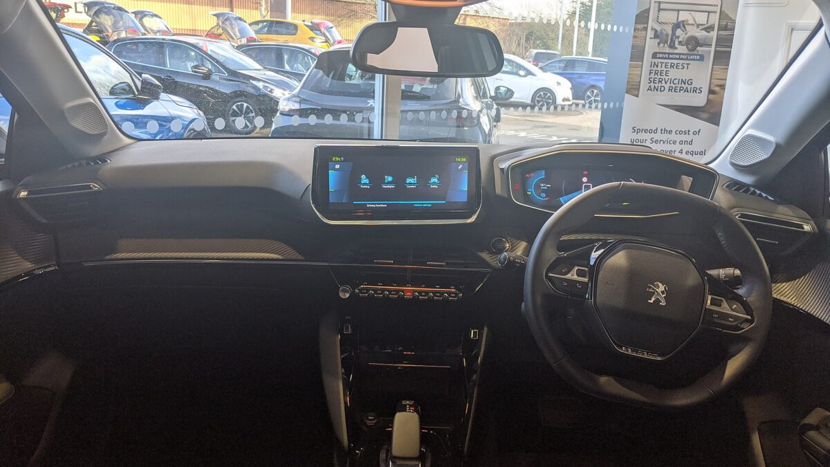 Peugeot e-208 136 KM 46 kWh (2019) – wnętrze