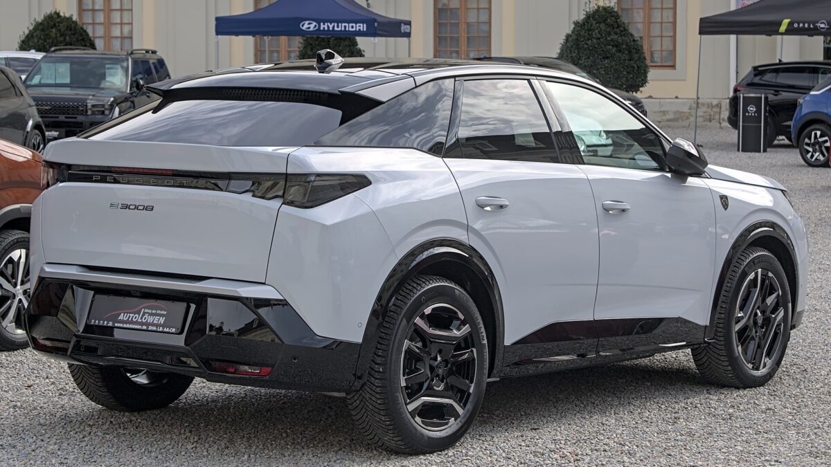 Peugeot e-3008 – widok z boku