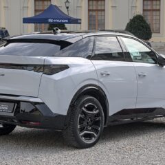 Peugeot e-3008 210 KM 73 kWh (2024) – widok z boku
