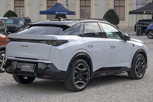 Peugeot e-3008 – widok z boku