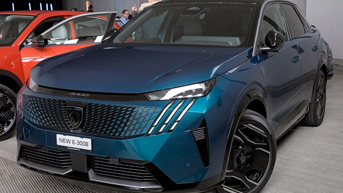 Peugeot e-3008 210 KM 73 kWh (2024) – zdjęcie 1