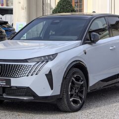 Peugeot e-3008 210 KM 73 kWh (2024) – widok z przodu