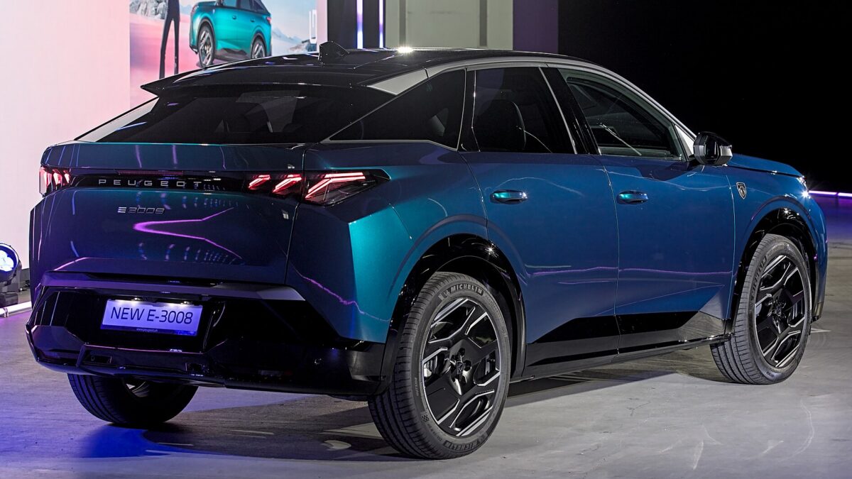 Peugeot e-3008 210 KM 73 kWh (2024) – widok z tyłu