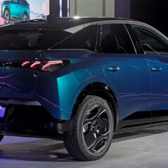 Peugeot e-3008 210 KM 73 kWh (2024) – widok z tyłu