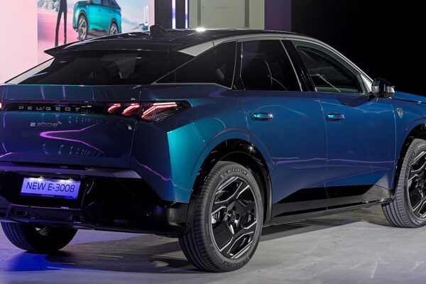 Peugeot e-3008 (2024) – widok z tyłu