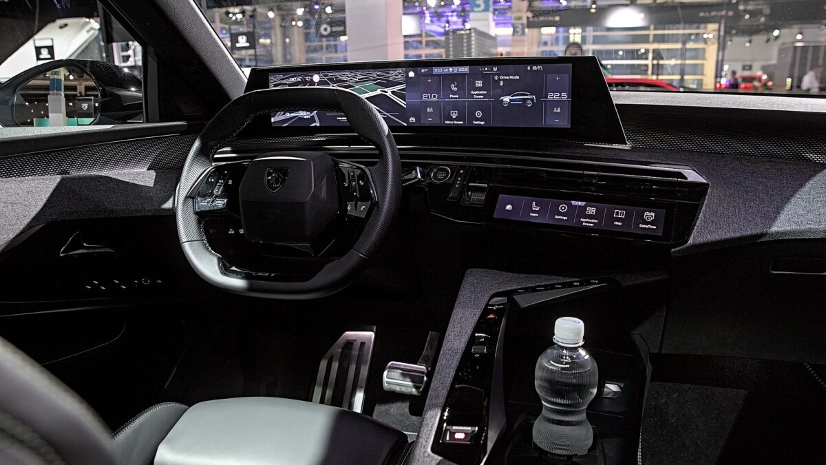 Peugeot e-3008 210 KM 73 kWh (2024) – wnętrze