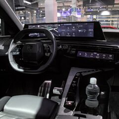 Peugeot e-3008 210 KM 73 kWh (2024) – wnętrze