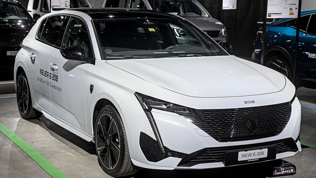Peugeot e-308 – widok z boku