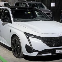 Peugeot e-308 156 KM 55 kWh (2023) – widok z boku