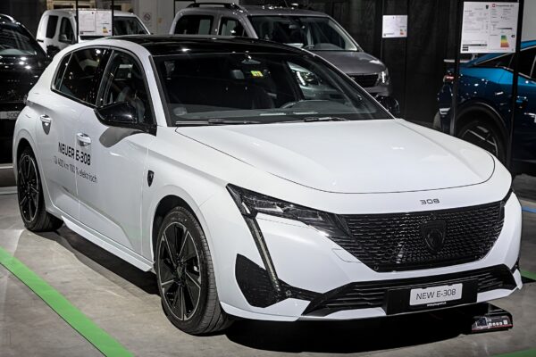 Peugeot e-308 – widok z boku