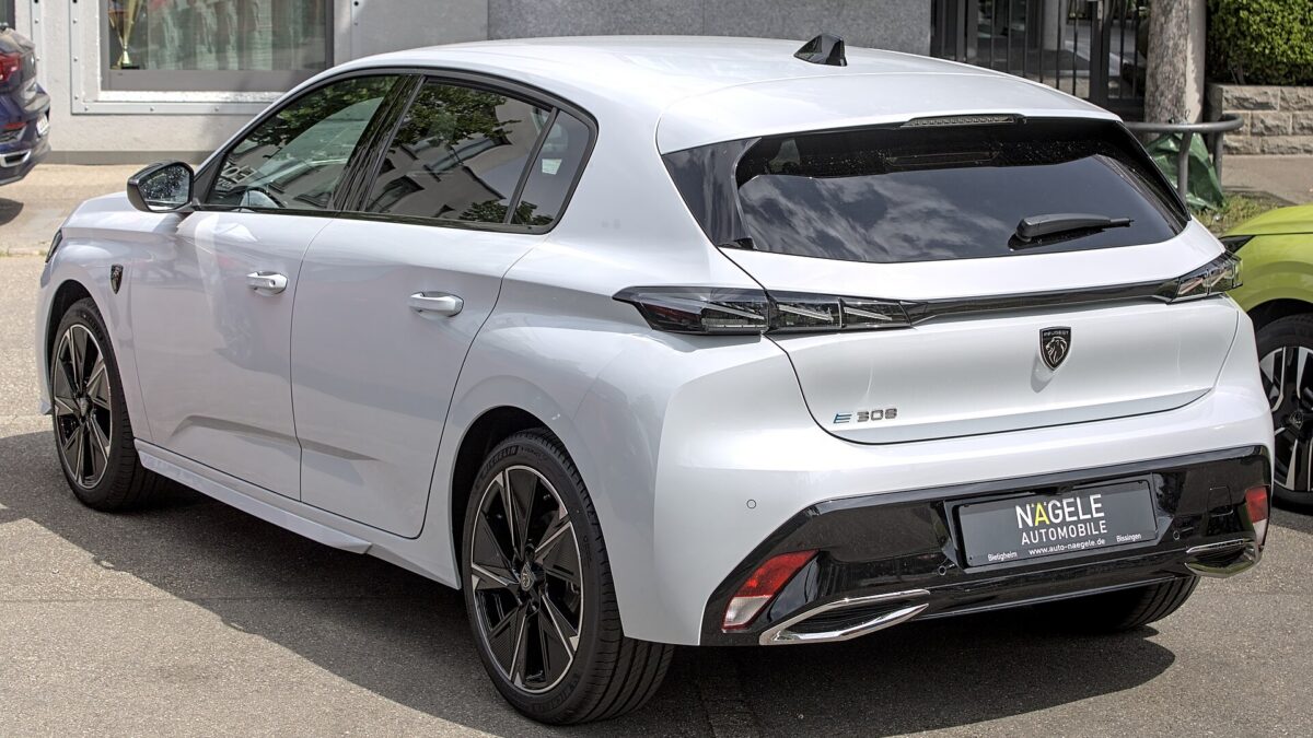 Peugeot e-308 156 KM 55 kWh (2023) – widok z przodu