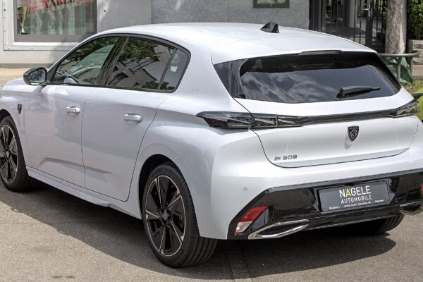 Peugeot e-308 (2023) – widok z przodu