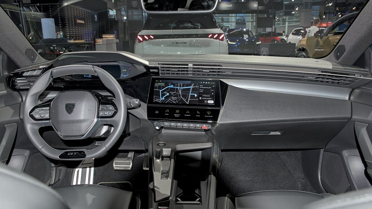 Peugeot e-308 156 KM 55 kWh (2023) – wnętrze