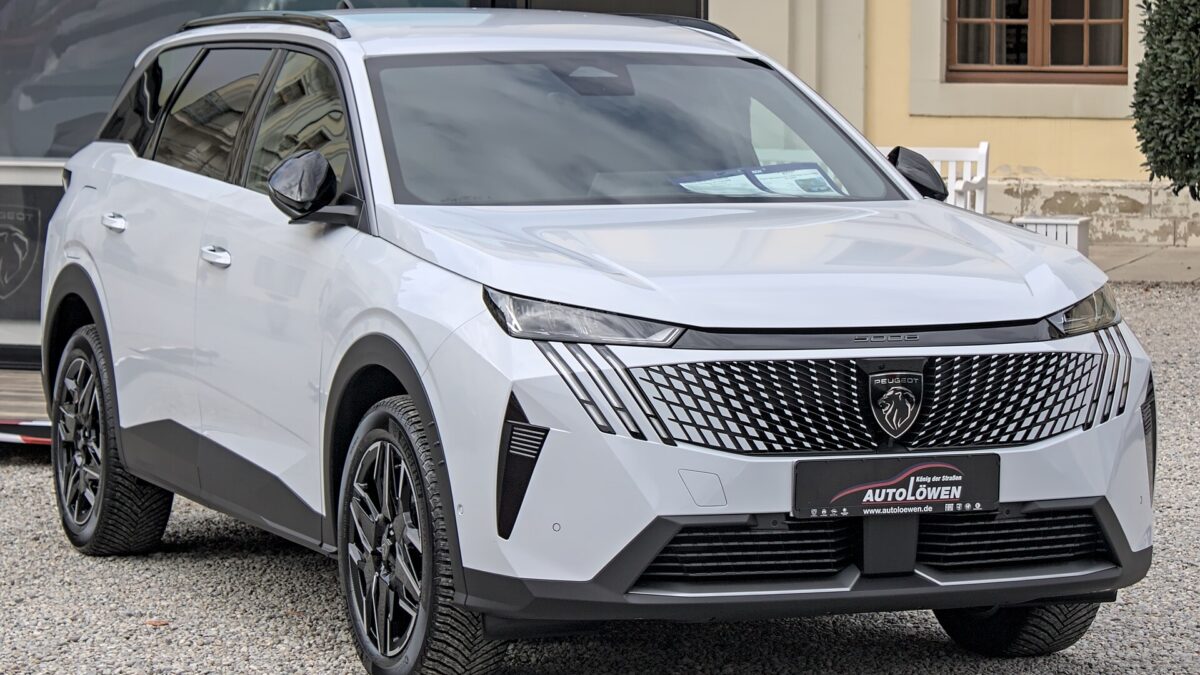 Peugeot e-5008 325 KM 73 kWh Dual Motor (2024) – widok z przodu
