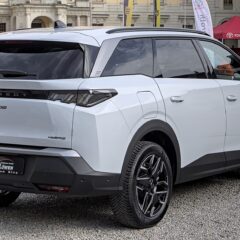 Peugeot e-5008 325 KM 73 kWh Dual Motor (2024) – widok z tyłu