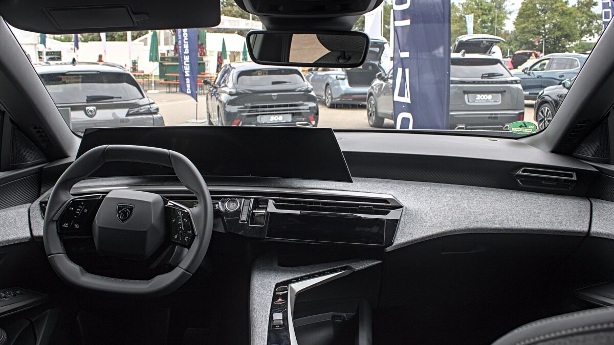 Peugeot e-5008 325 KM 73 kWh Dual Motor (2024) – wnętrze