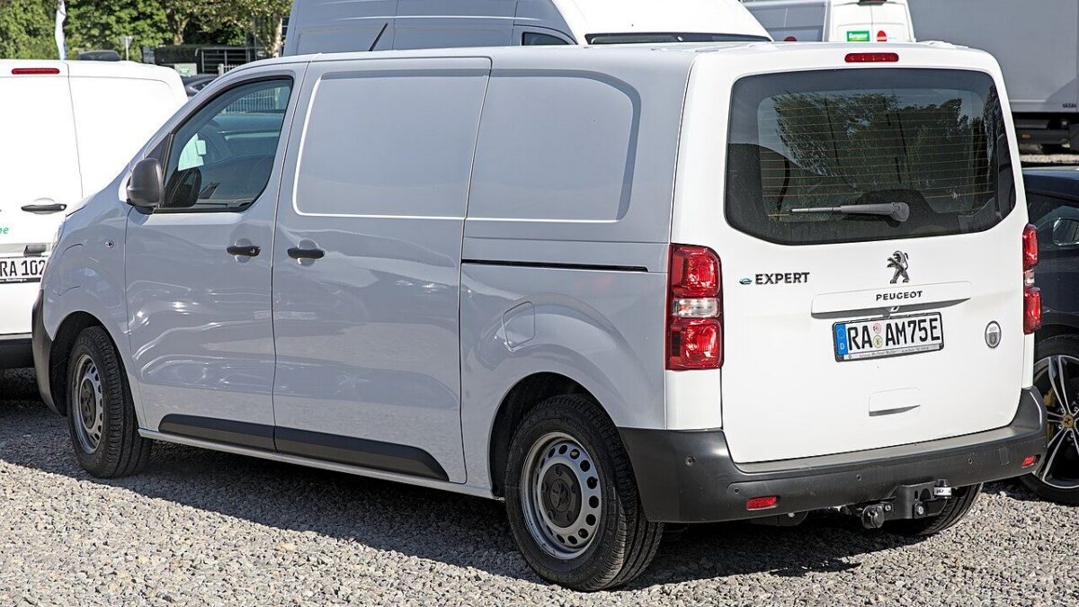 Biały Peugeot e-Expert zaparkowany na placu, widok z boku i z tyłu