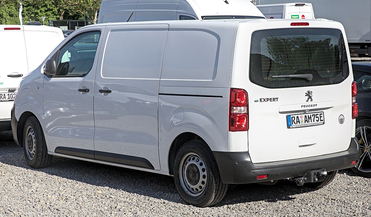Biały Peugeot e-Expert zaparkowany na placu, widok z boku i z tyłu