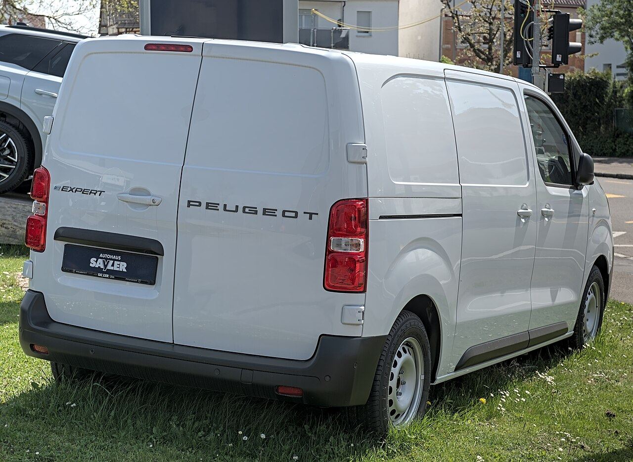 Tylne drzwi i klapa Peugeota e-Expert z oznaczeniem modelu