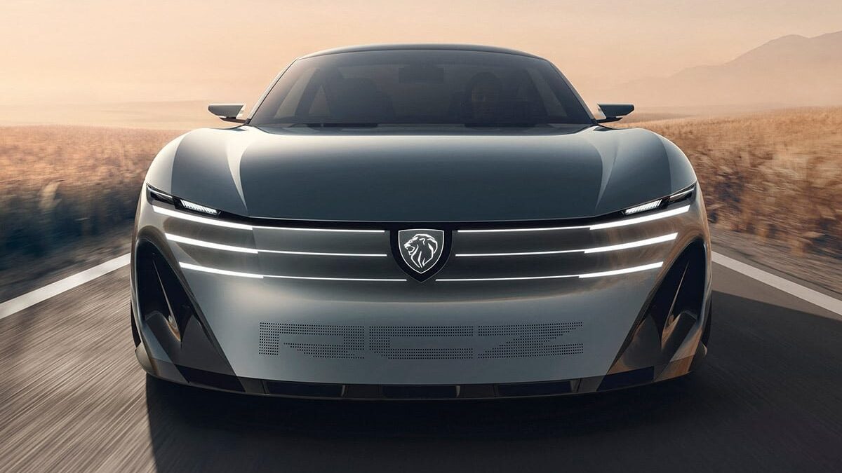 Koncept Peugeot RCZ Vision — elektryczne coupé z podświetlanym napisem RCZ, widok z przodu