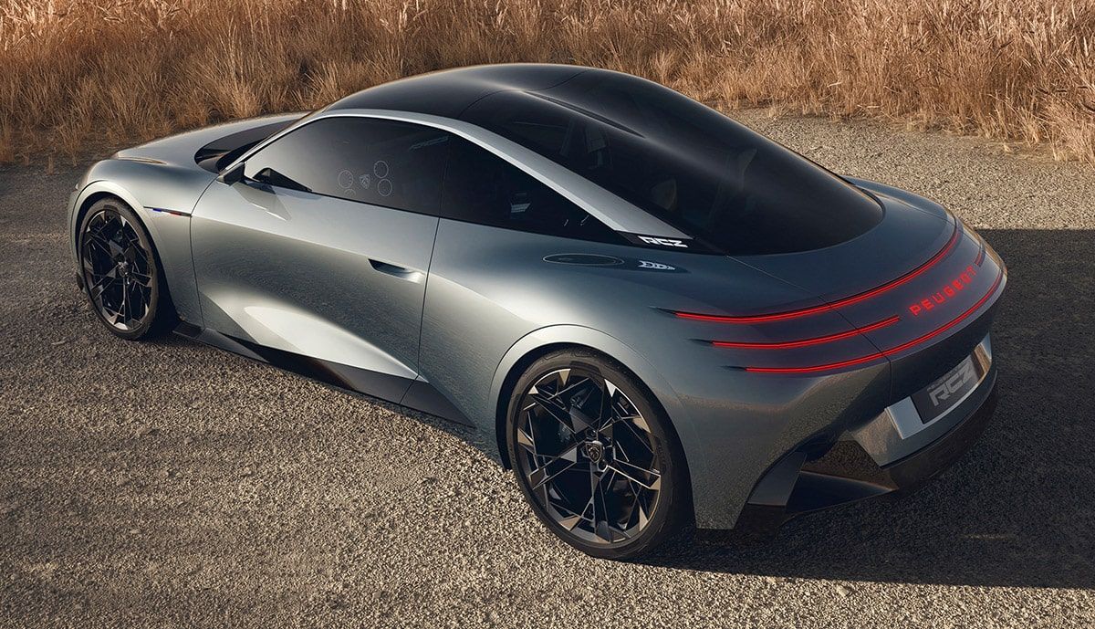 Tył konceptu Peugeot RCZ Vision z szerokim pasem świetlnym i napisem RCZ