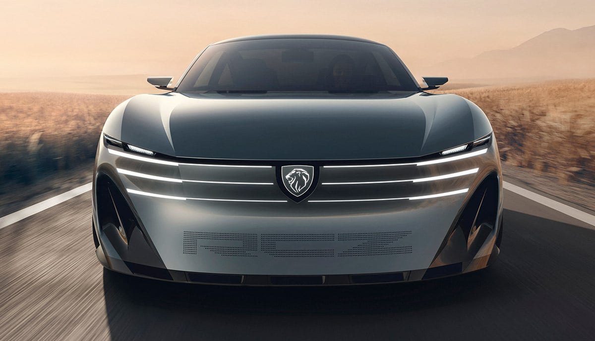 Koncept Peugeot RCZ Vision — elektryczne coupé z podświetlanym napisem RCZ, widok z przodu