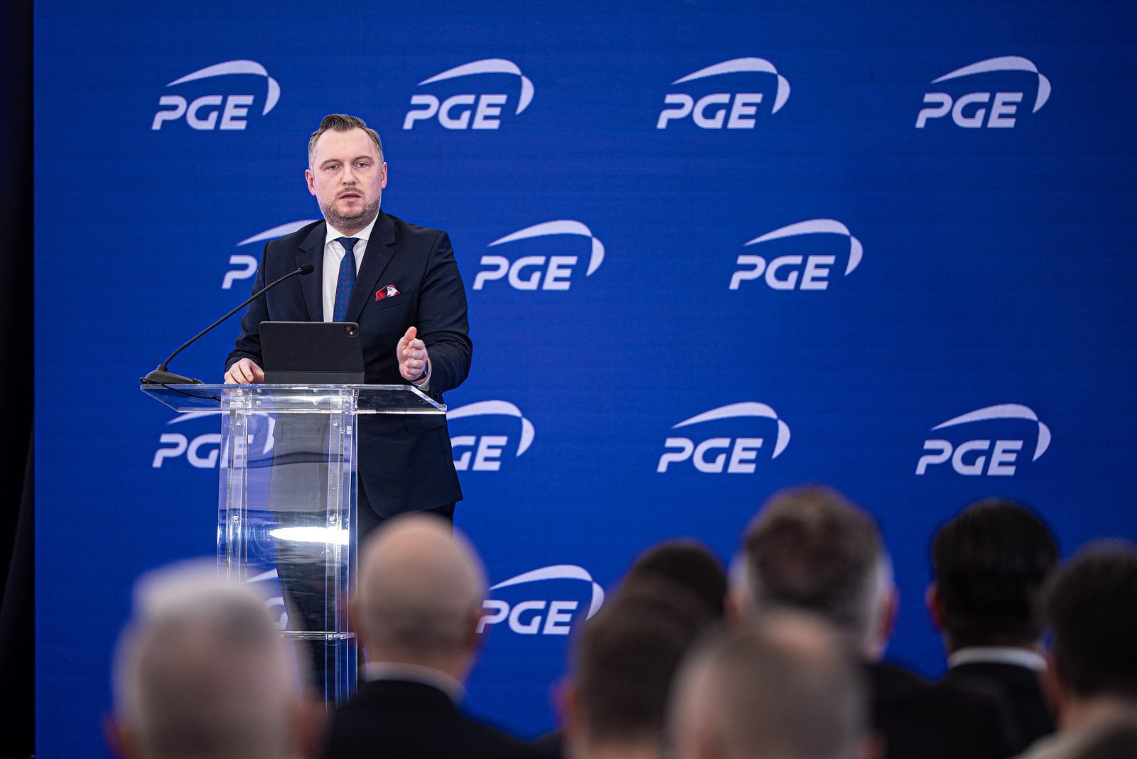 Mówca przy mównicy podczas uroczystości rozpoczęcia budowy magazynu energii Gryfino