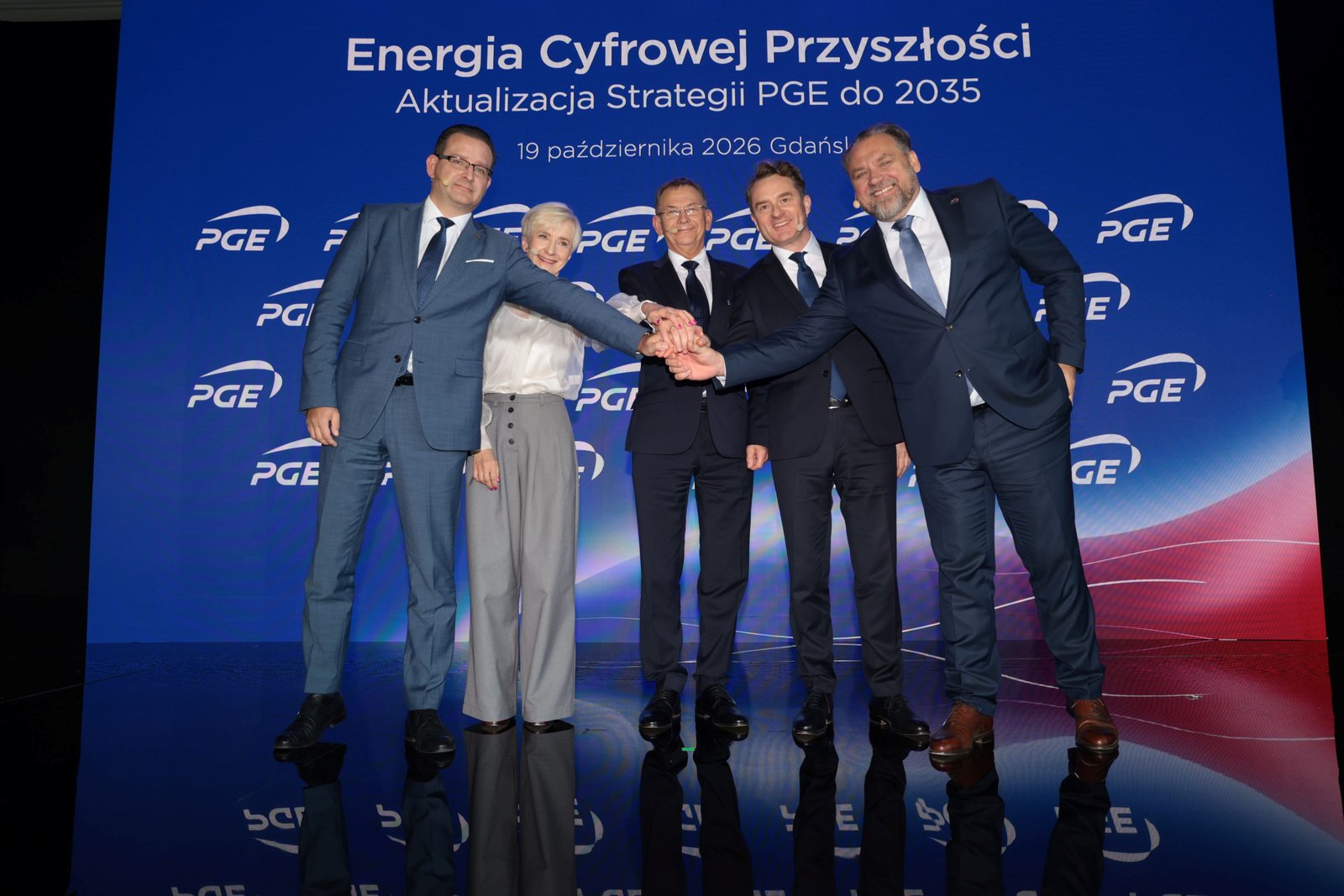 Przedstawiciele Grupy PGE na scenie podczas konferencji prasowej o aktualizacji strategii PGE do 2035 roku w Gdańsku