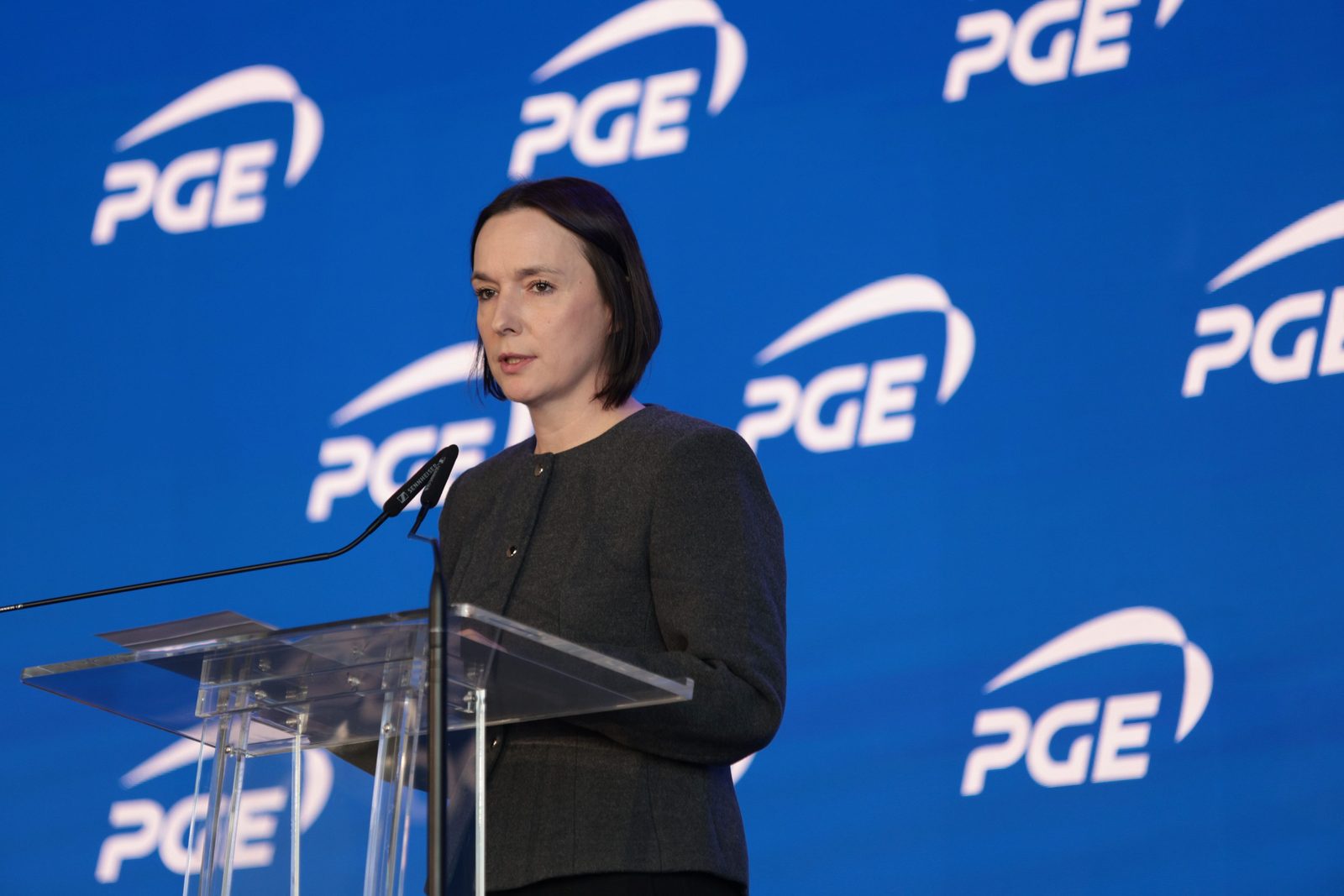 Kobieta przy mównicy podczas konferencji prasowej PGE o strategii do 2035 roku