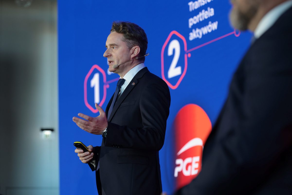 Prelegent na scenie na tle slajdu z filarami strategii PGE do 2035 roku