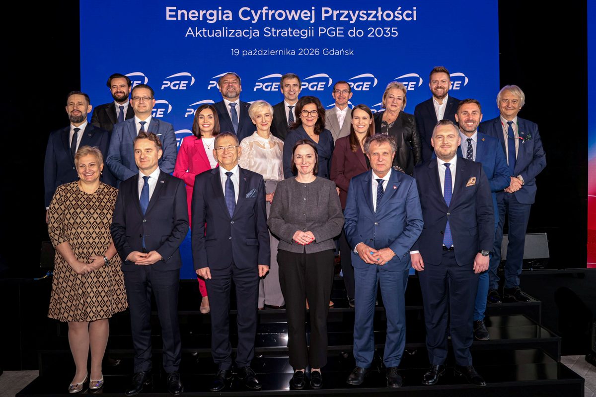 Grupa osób na scenie podczas konferencji PGE o strategii do 2035 roku w Gdańsku