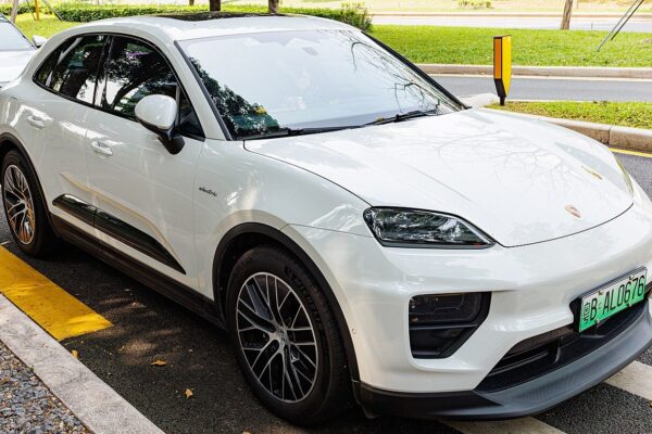 Porsche Macan Electric – widok z boku