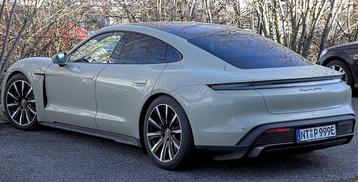 Porsche Taycan – widok z boku
