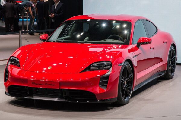 Porsche Taycan (2019) – widok z przodu