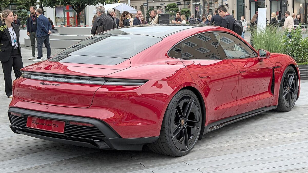 Porsche Taycan Taycan 4 (2019) – widok z tyłu
