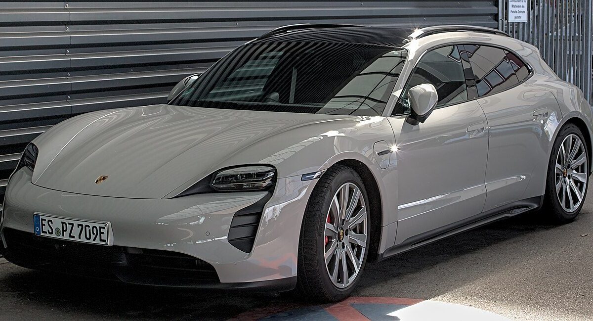 Porsche Taycan Sport Turismo – widok z boku