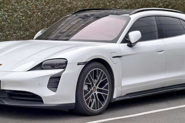 Porsche Taycan Sport Turismo (2021) – widok z przodu