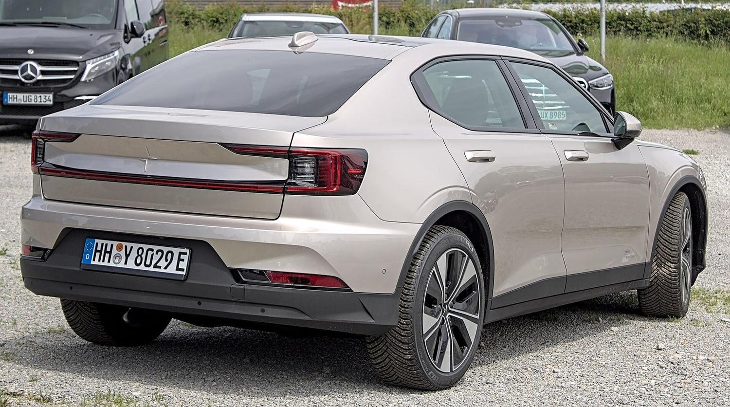 Polestar 2 po modernizacji w kolorze beżowym, widok na tył nadwozia