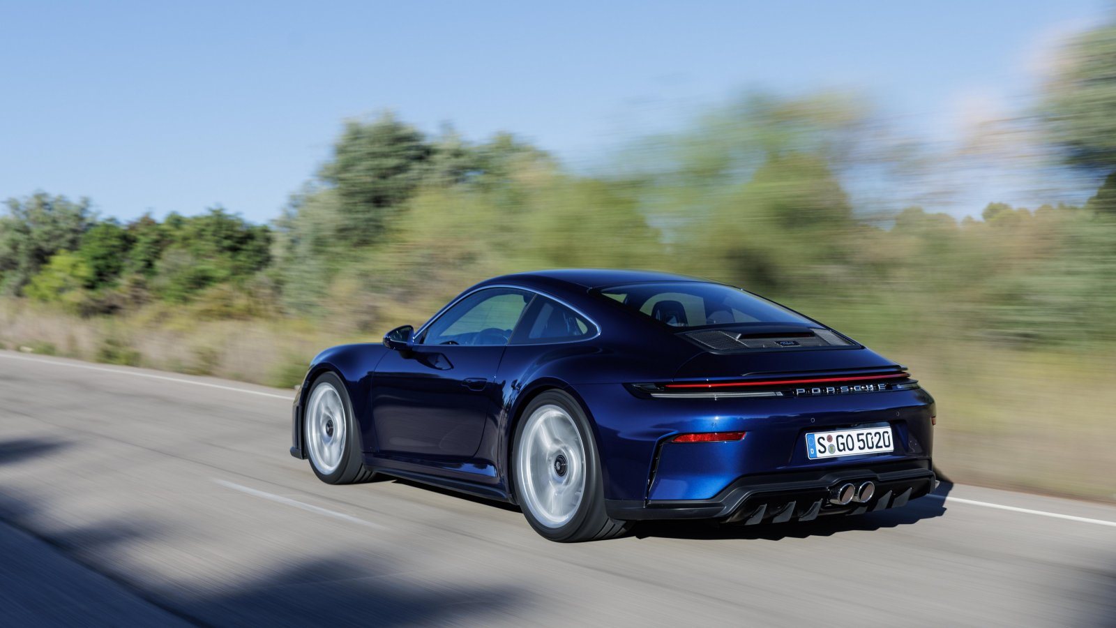 Ciemnoniebieski Porsche 911 GT3 z pakietem Touring podczas jazdy