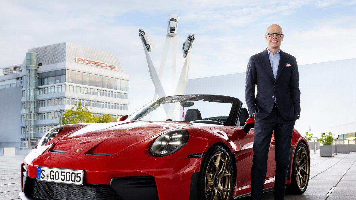 Prezes Porsche AG przed samochodem sportowym marki w Zuffenhausen podczas Capital Markets Day