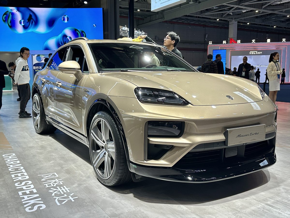 Porsche Macan Turbo Electric w złotym lakierze na wystawie samochodowej