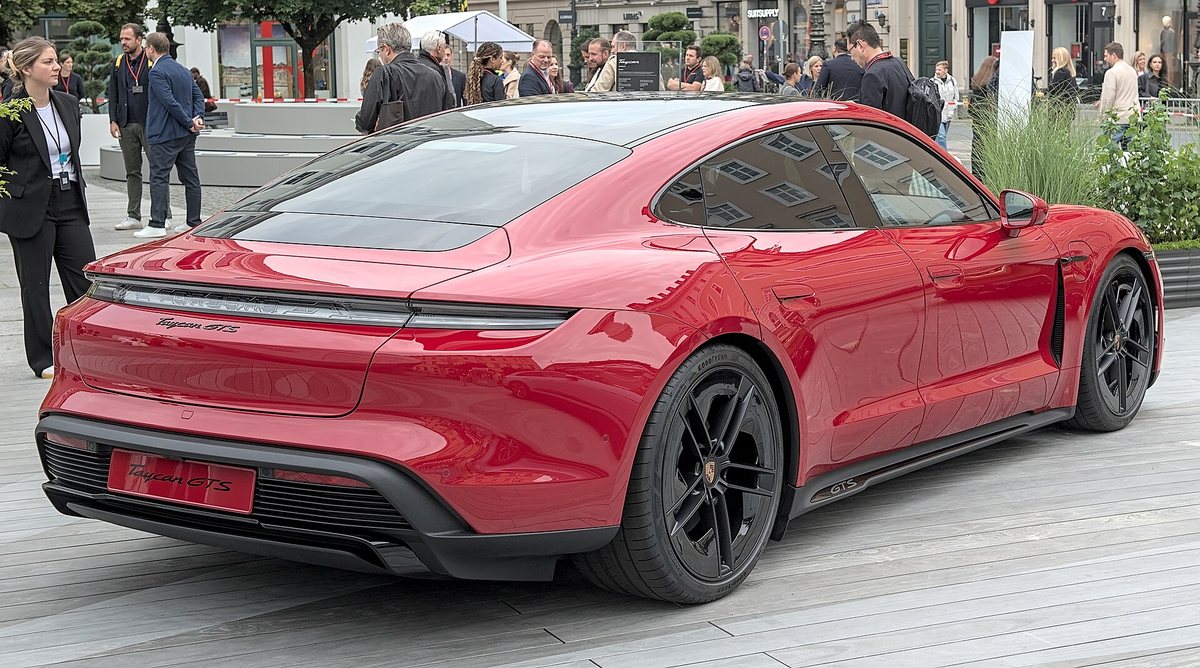 Czerwony Porsche Taycan GTS widziany od tyłu podczas wystawy w Monachium