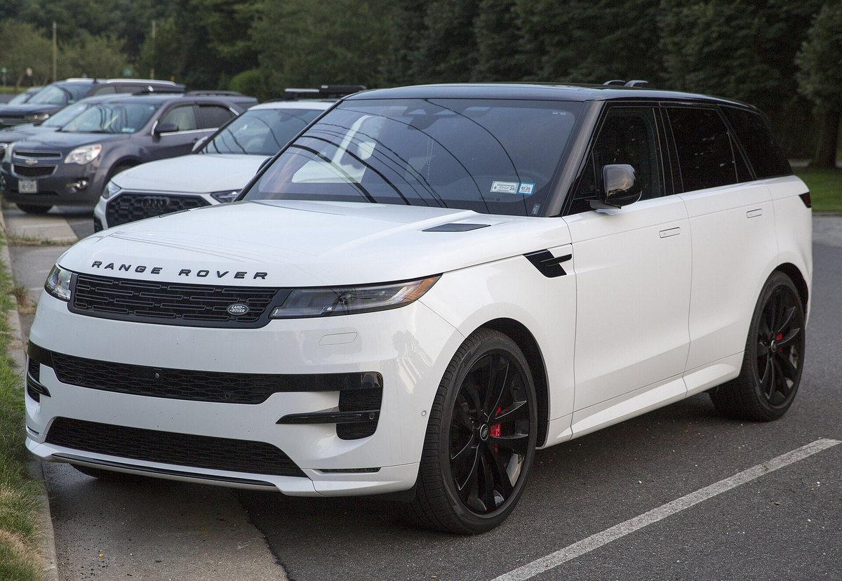Biały Range Rover Sport P400 Dynamic SE widziany z przodu z lewej strony