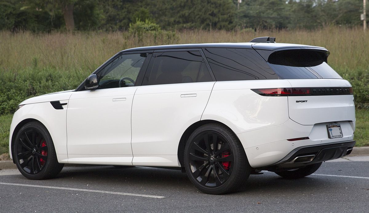 Tył białego Range Rovera Sport z napisem SPORT na klapie