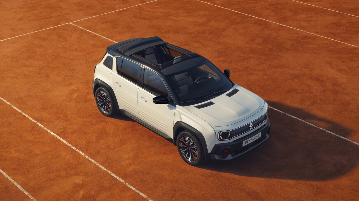 Biały Renault 4 E-Tech electric z czarnym dachem i otwartym dachem z tkaniny na korcie tenisowym