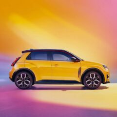 Renault 5 E-Tech 120 KM 40 kWh (2024) – widok z boku
