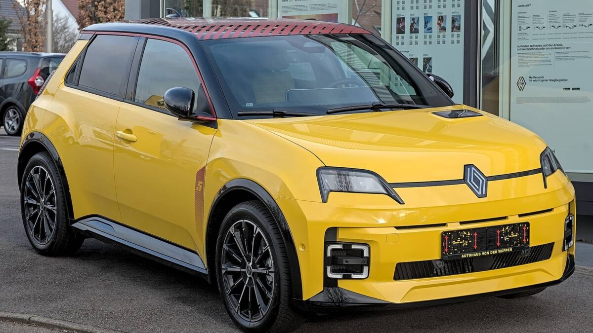 Renault 5 E-Tech electric w żółtym lakierze z czerwonym dachem