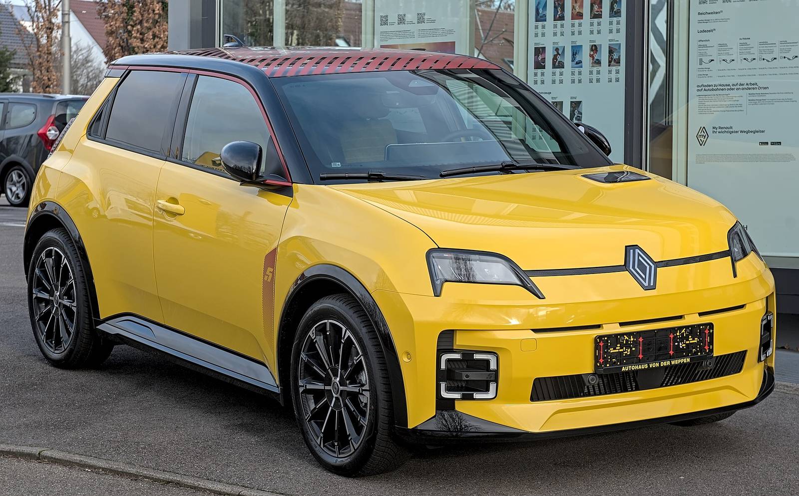 Renault 5 E-Tech electric w żółtym lakierze z czerwonym dachem