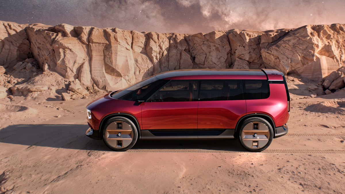 Jasne wnętrze konceptu Renault E-Space Concept z panoramicznym ekranem OpenR Panorama