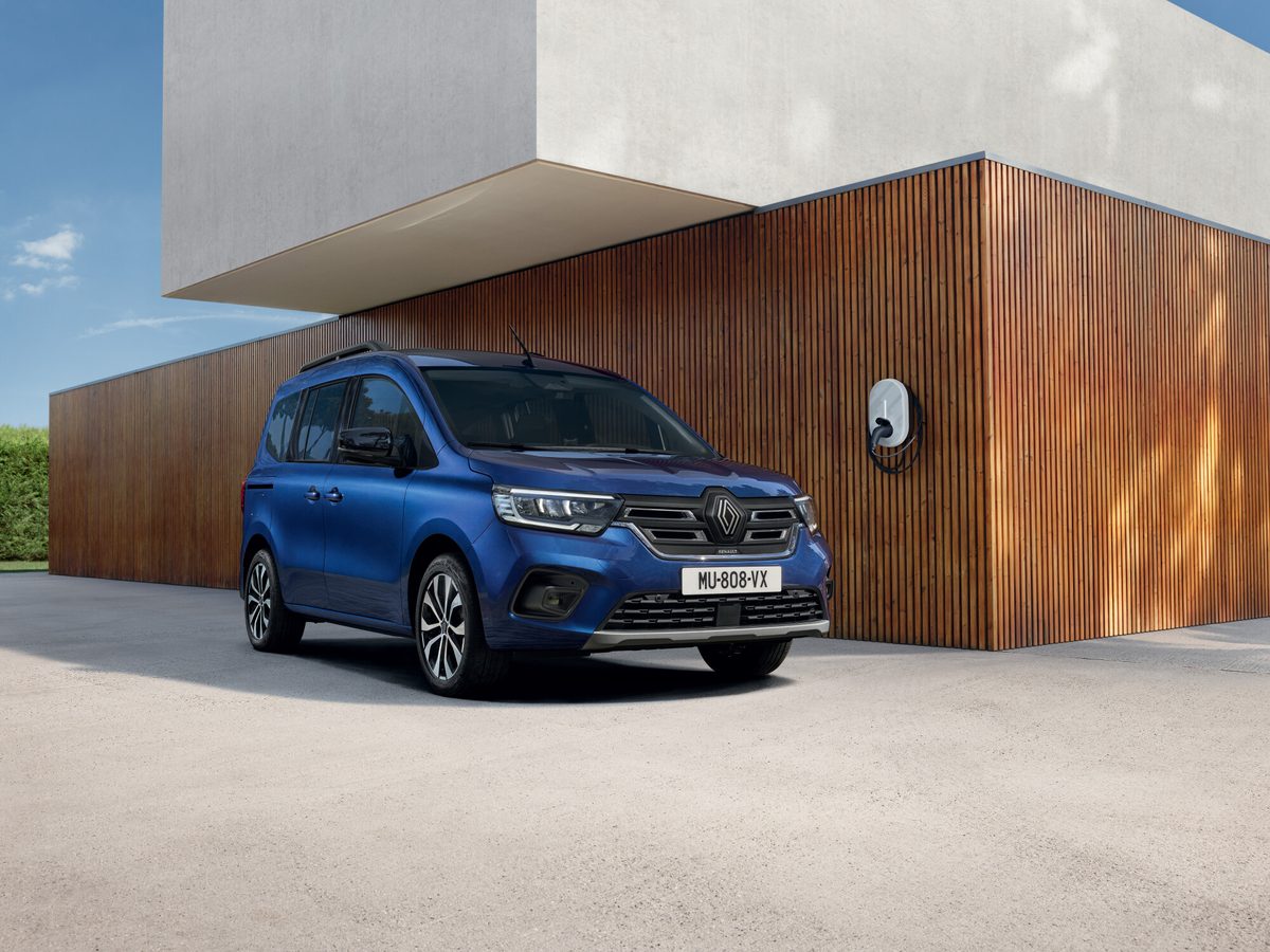 Niebieski Renault Kangoo E-Tech electric podłączony do ładowarki